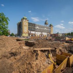 Rekonstrukce Průmyslového paláce pokračuje podle plánu, začíná záchrana vitráží a dalších historických prvků