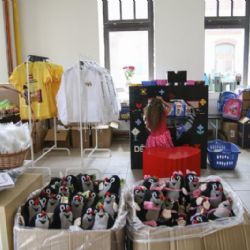 Šatník Nory Fridrichové pro rodiny samoživitelů hlásí opět otevřeno, nově funguje v Pražské tržnici