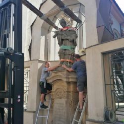 Socha svatého Jana Nepomuckého se po obnově vrací do Spálené ulice