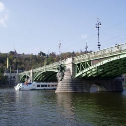 Sochy na Čechově mostě po letech ožijí podle původního záměru autora. Z pochodní světlonošů budou šlehat plameny a hydry budou chrlit vodu
