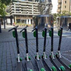 Strážníci kontrolují jezdce na koloběžkách a cyklisty, spouští akci Koloběžka