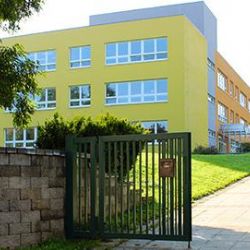 Studenti Střední průmyslové školy stavební Josefa Gočára si brzy budou moci zasportovat na novém školním hřišti