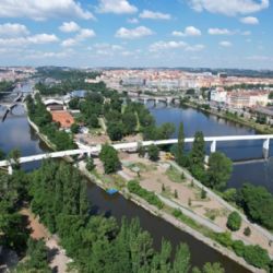 Štvanická lávka je otevřena. Karlín a Holešovice spojuje unikátní konstrukce z bílého betonu