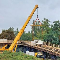 Štvanická lávka roste, první betonové segmenty už jsou usazeny