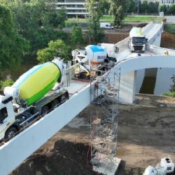 Štvanická lávka zvládla zatěžovací zkoušky – poprvé a naposled na ni vjela nákladní auta