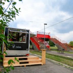 Tramvajová smyčka Dlabačov ožívá, kolemjdoucím i cestujícím nabídne kulturu či občerstvení