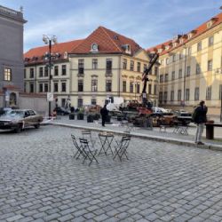 Umisťování vyhořelých vozidel z Ukrajiny na Mariánském náměstí