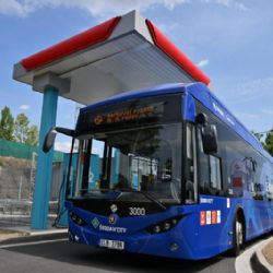 V Praze ode dneška jezdí vodíkový autobus v pravidelném provozu MHD s cestujícími