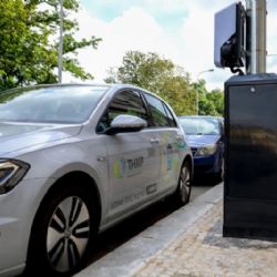 V Praze se elektromobily budou nabíjet přímo ze sítě veřejného osvětlení