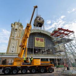 V Praze se uskutečnila unikátní stavební operace. Jeřáb sundal 26tunovou hodinovou věž z Průmyslového paláce