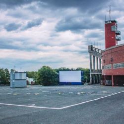 V úterý se na Strahově otevře největší autokino v Praze. Kapacitu bude mít až 120 automobilů