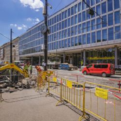 Více přechodů, méně zábradlí. Karlovo náměstí se začíná proměňovat