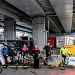 VIDEO: Do centra Prahy vyjela nákladní elektrokola. Hlavní město otevřelo první cyklodepo pro rozvoz zásilek