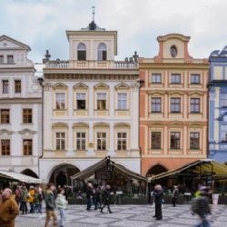 Žádné stěny z igelitu a masivní nábytek. Praha vydala manuál, jak mají vypadat restaurační zahrádky