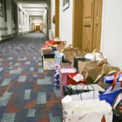 Zaměstnanci pražského magistrátu věnovali dárky ženám bez domova