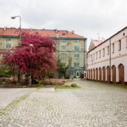 Zastupitelé schválili majetkové směny se státem. Praha má díky tomu příležitost zachránit a smysluplně využít Karlínská kasárna