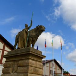 Zrestaurovaná sousoší Mužů s býky opět střeží Holešovickou tržnici