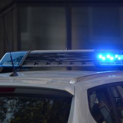 Honička za zlodějem auta: Policie havaruje, tři zraněni