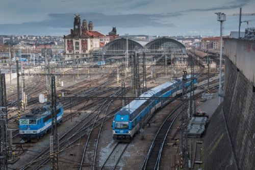 Foto: Krádež kabelů ochromila vlakový provoz přes Smíchov