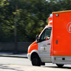 Policie hledá svědky tragické nehody: Sanitka srazila chodce, následně zemřel v nemocnici