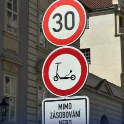 Praha 1 zakazuje elektrokoloběžky v Nerudově ulici kvůli bezpečnosti