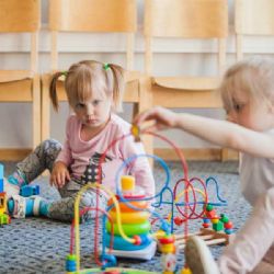 Pražské školky ubírají na tempu, střední školy naopak praskají ve švech