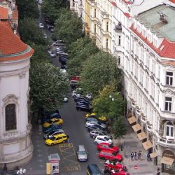 Proměna Vltavy: Hotel, umění a skleněná polemika