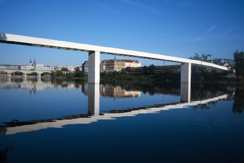 Foto: Štvanická lávka - nový most odolný proti povodním zvládl test zvednutí o tři metry za 17 minut