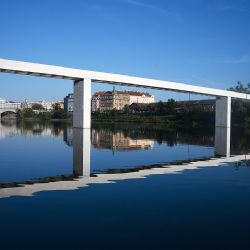 Štvanická lávka - nový most odolný proti povodním zvládl test zvednutí o tři metry za 17 minut