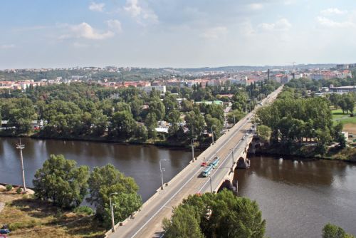 Foto: Tramvaje na Libeňském mostě nahrazeny autobusy kvůli stavu mostu