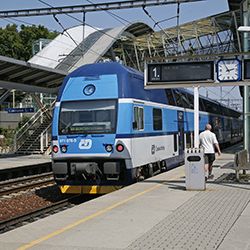 Mladiství útočníci házeli kameny na jedoucí vlak