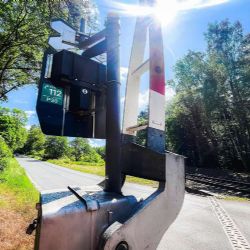 Reflexní štítky na přejezdech zvýší bezpečnost