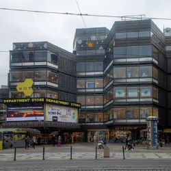 Kotva slaví 50 let: Ikona brutalismu a luxusu v ohrožení