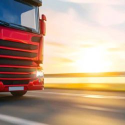 Omezení předjíždění kamionů rozdělilo Česko: Bezpečnost vs. náklady