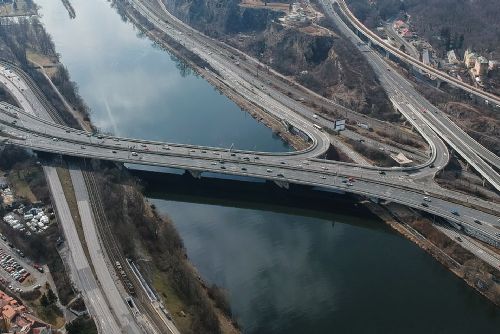 Foto: Opravy Barrandovského mostu finišují navzdory komplikacím