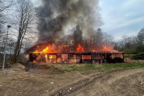 Foto: Požár v Tupadlech na Mělnicku pohltil truhlárnu