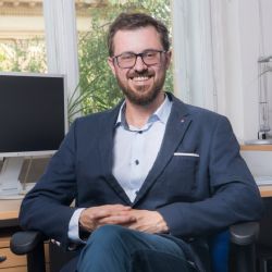 Prorektor UK Vlach rezignuje, kritika funkcí a rektorky Králíčkové pokračuje