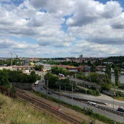 Nová skulptura Heavy head od Krištofa Kintery zdobí Dvorecký most v Praze