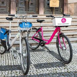 Sdílená kola v Praze: Nedostatek parkovacích míst vyvolává napětí v koalici