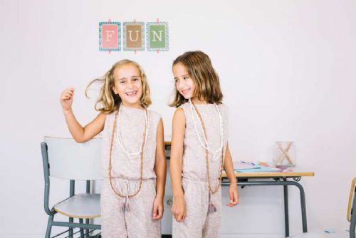 obrázek:Základky zpřísňují dress code: pryč s tepláky a crop topy!