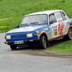 „Rallye Praha Revival: 160 posádek z 12 zemí projíždí deštivou trasou“