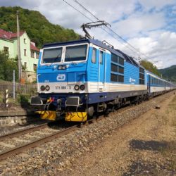 Další nehoda na železnici. Vlak vykolejil v Milovicích