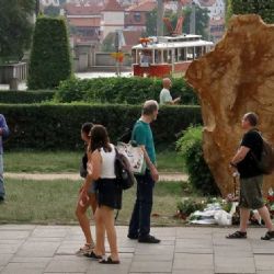 Deska na památku obětí střelby na Filozofické fakultě nově se jmény