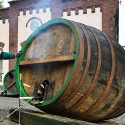 Bednáři z Prazdroje smolili velké ležácké sudy vážící až 800 kilogramů