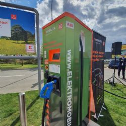 Dobíjecích stanic na elektromobily přibývá. Ministr Havlíček spustil další v Nymburce