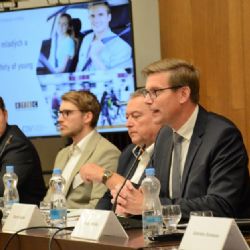 Dopravní experti podpořili návrh řidičáku na zkoušku a možnost řídit od 17 let s doprovodem