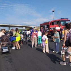 Lidé si vyzkoušeli dálnici u Lubence, autům se nový úsek D6 otevře 31. srpna