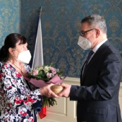 Lubomír Zaorálek udělil medaili Artis Bohemiae Amicis významné pedagožce Anně Buroňové