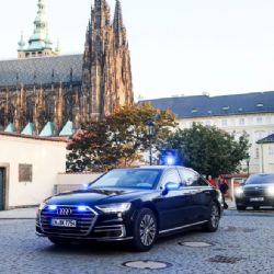 Luxusní limuzíny přepravovaly nejvyšší představitele