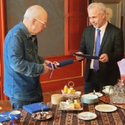 Martin Baxa udělil medaili Artis Bohemiae Amicis nizozemskému sběrateli Felixi Hessovi